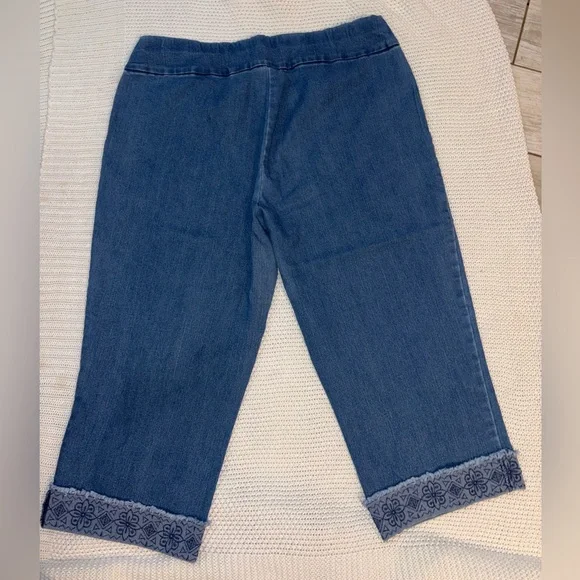 Alfred Dunner Blue Cropped Jeans with Embroidered Cuff - sz14 (P11) - Picture 3 of 4